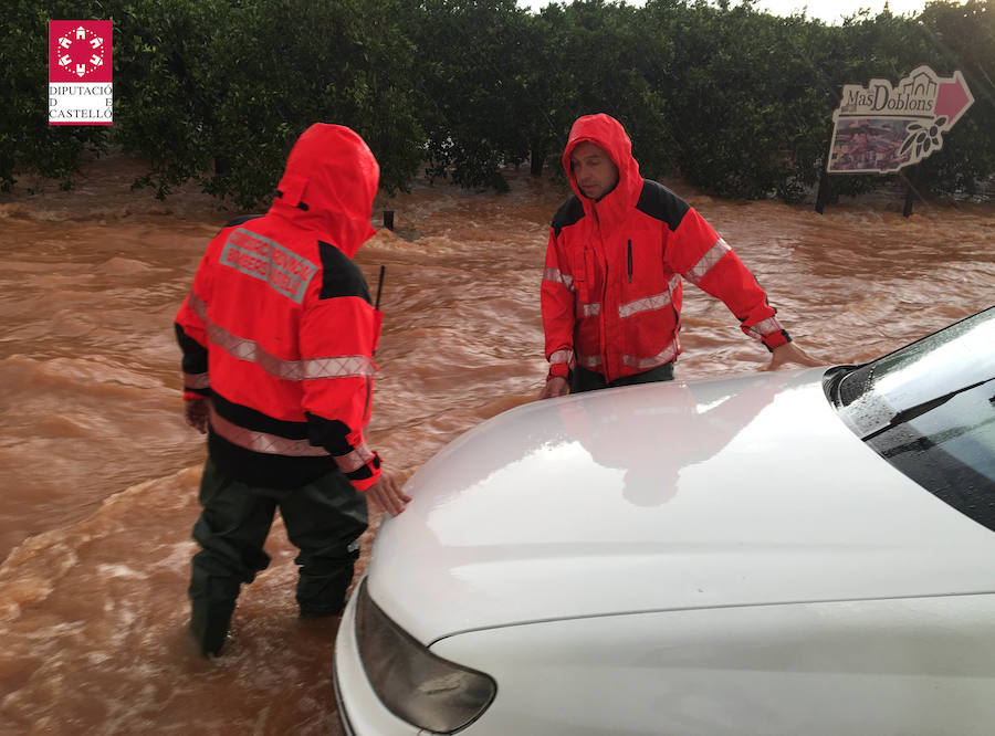 Rescate de vehículos y personas atrapadas por la lluvia en el sur de Castellón.