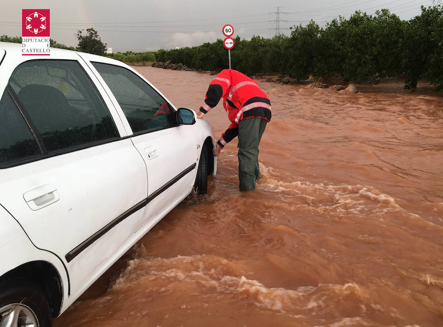 Rescate de vehículos y personas atrapadas por la lluvia en el sur de Castellón.