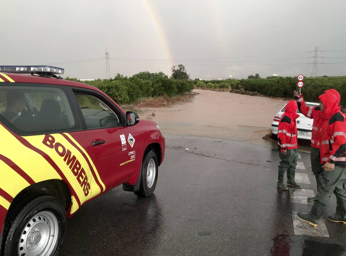 Rescate de vehículos y personas atrapadas por la lluvia en el sur de Castellón.