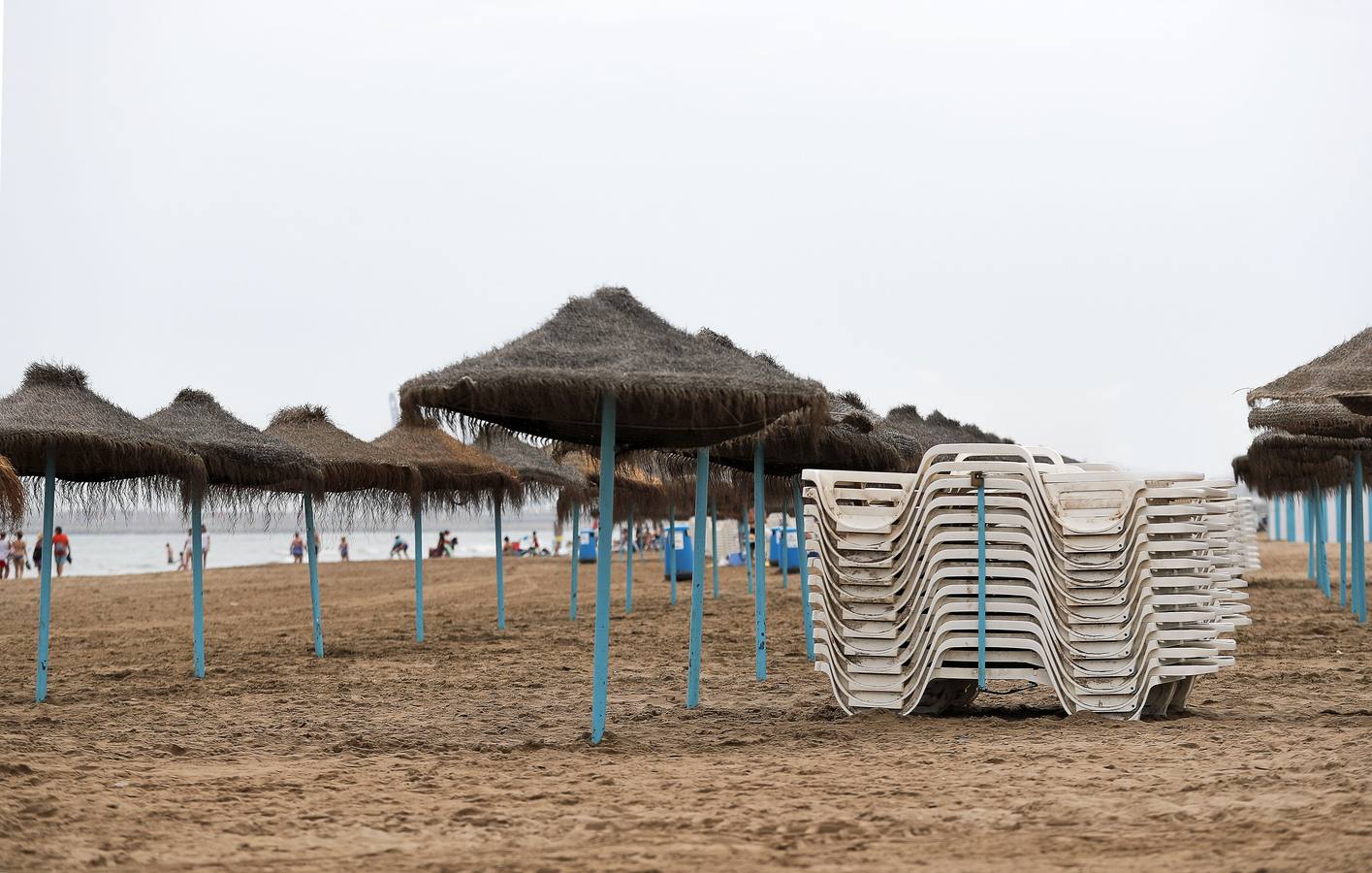 La playa de la Malvarrosa de Valencia, vacía por la amenaza de lluvias y la alerta de tormenta.