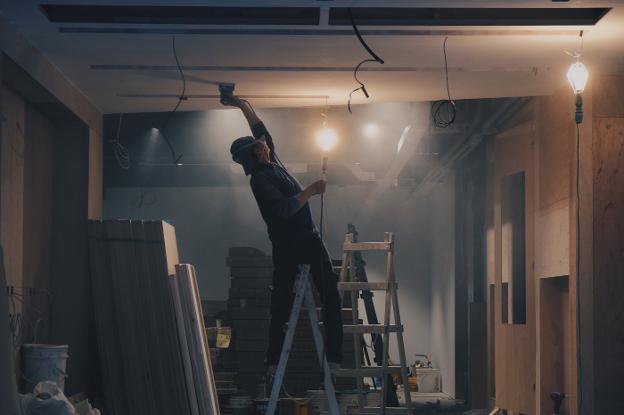 Un trabajador en el interior de un inmueble en construcción. 