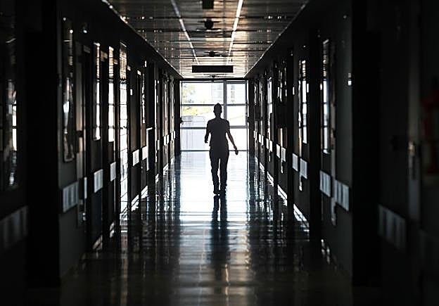 Una profesional en el pasillo de un centro sanitario de la Comunitat. 