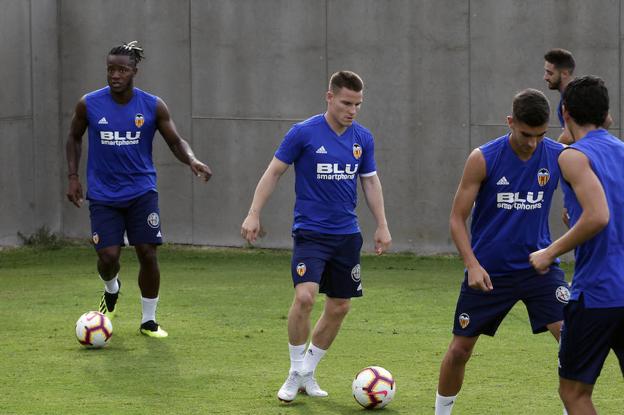 Batshuayi y Gameiro conducen el balón. 