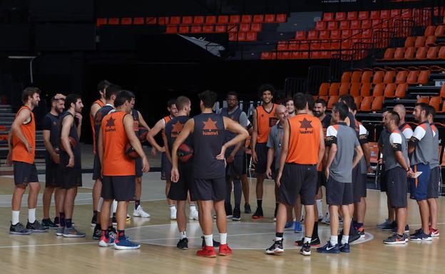 Primer entrenamiento del Valencia Basket en la Fonteta.