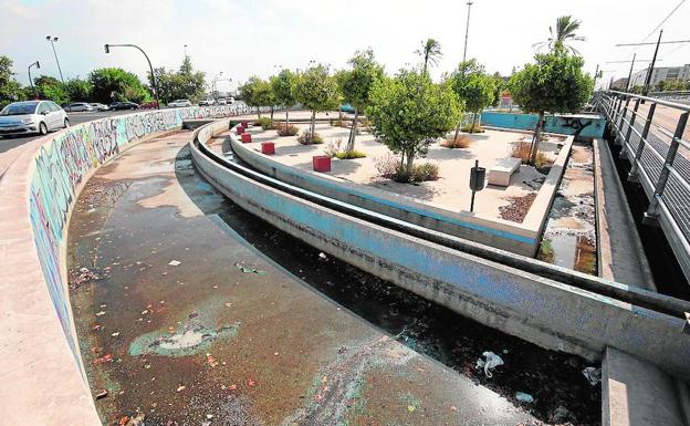 Las fuentes más grandes de Valencia están vacías y sucias, como se observa en la imagen 