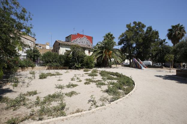 Parte del jardín de la plaza Lorenzo de la Flor, completamente abandonado. 