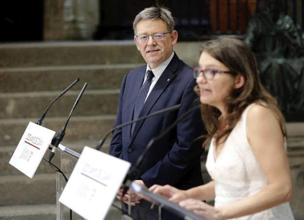 El presidente Puig observa a su socia de Gobierno y vicepresidenta Oltra. 