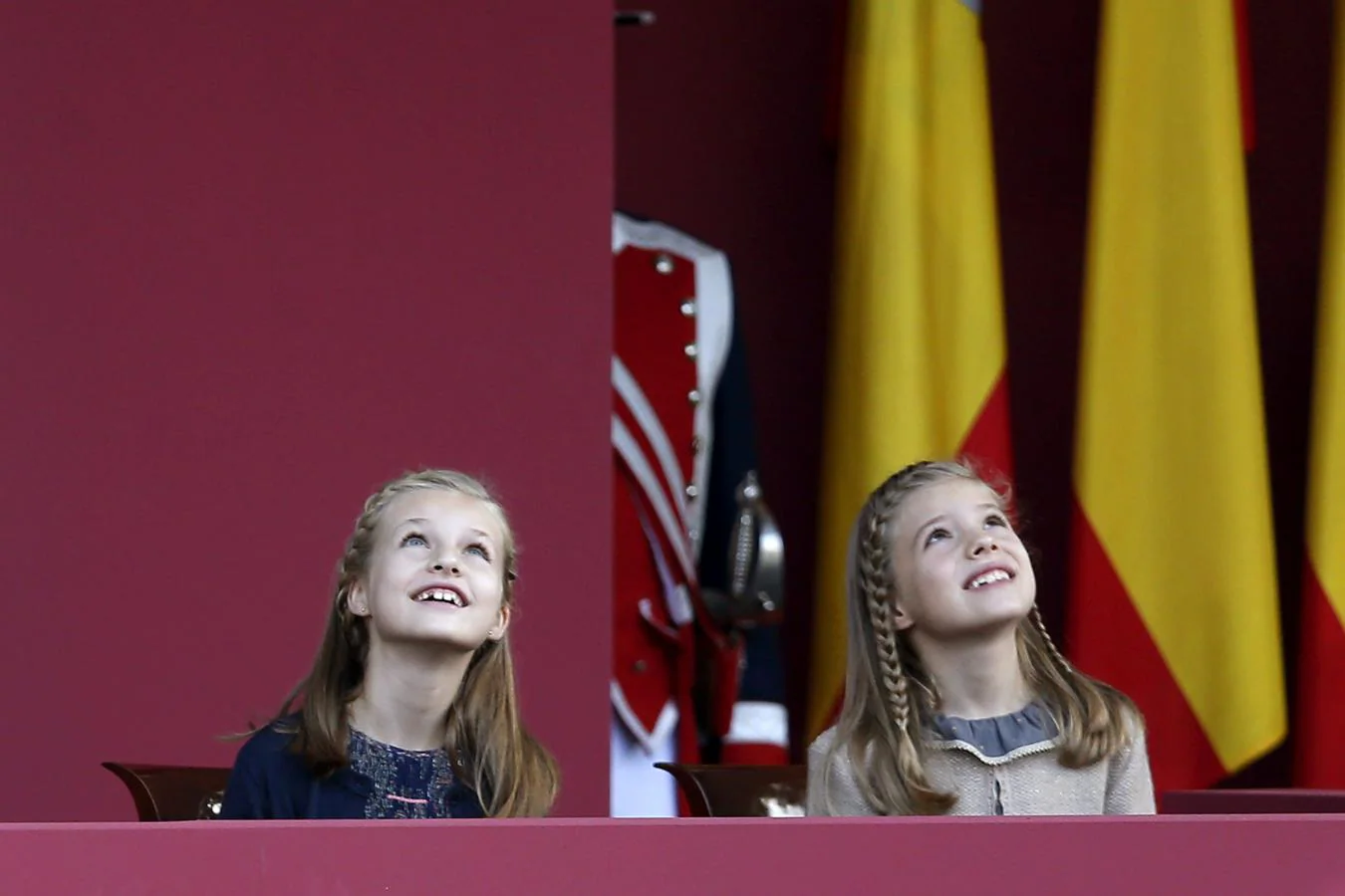 A pesar de utilizar diferentes vestidos, la princesa Leonor lleva siempre el mismo estilo de peinado. Trenzas de espiga y de raíz combinadas con trozos de pelo suelto, que le recogen el cabello. La princesa de doce años, al igual que su hermana la infanta Sofía, tiene el pelo muy fino, por lo que las trenzas son una buena opción para tener siempre una imagen perfecta.