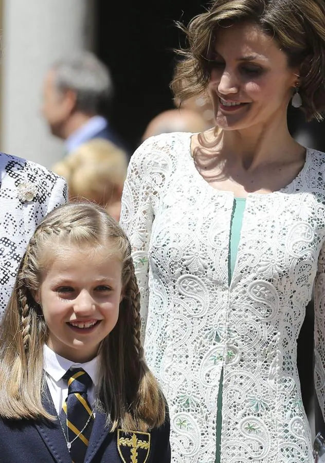 A pesar de utilizar diferentes vestidos, la princesa Leonor lleva siempre el mismo estilo de peinado. Trenzas de espiga y de raíz combinadas con trozos de pelo suelto, que le recogen el cabello. La princesa de doce años, al igual que su hermana la infanta Sofía, tiene el pelo muy fino, por lo que las trenzas son una buena opción para tener siempre una imagen perfecta.