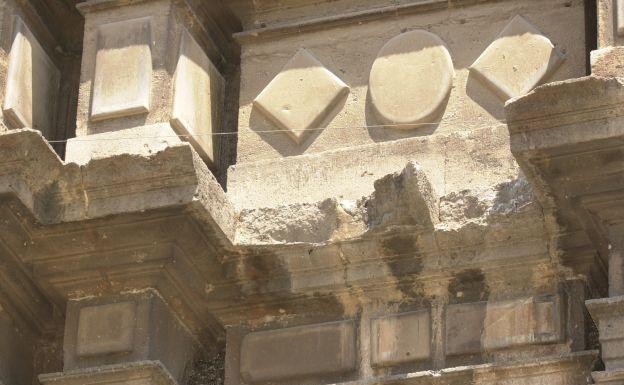 La iglesia de la Santísima Cruz, con grietas en sus muros en 2004.