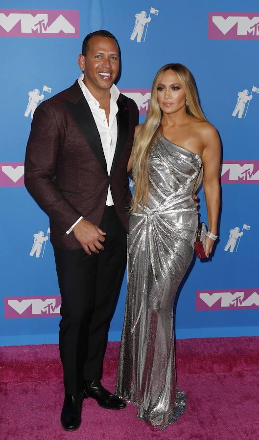 La cantante estadounidense Jennifer Lopez posa con el exjugador de béisbol Alex Rodriguez