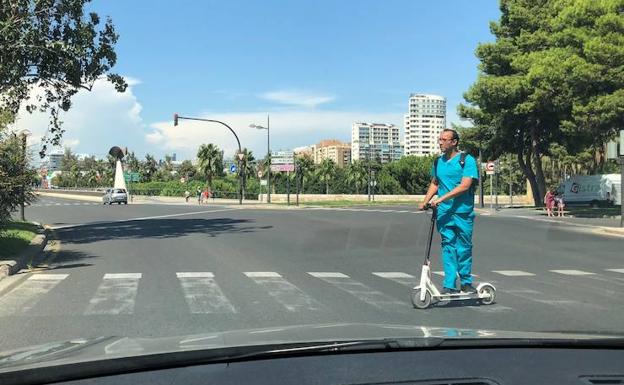 Un usuario de patinete eléctrico circula por Valencia. 