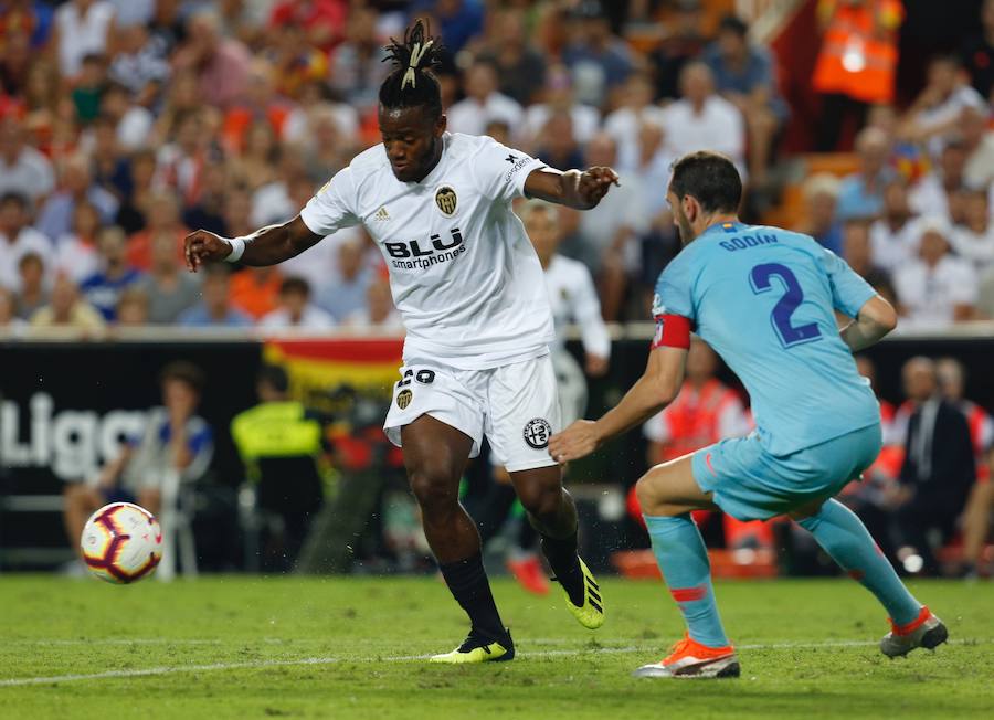 Batshuayi (5). Delantero. Debutó en Mestalla y buscó chuts desde fuera del área.