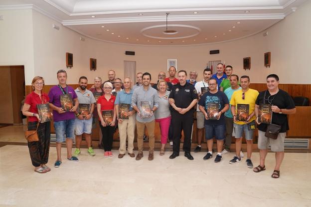 Foto de familia del Consejo Sectorial de la Cordà, durante la presentación del libro, ayer, en el salón de plenos. 