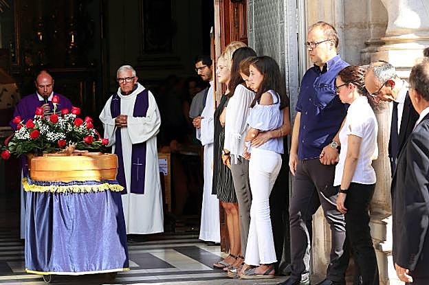 La familia llora la pérdida de Amparín a las puertas de la parroquia de la Asunción de Nuestra Señora de Torrent. 