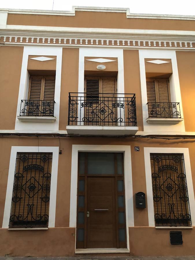 Es una de esas zonas poco conocidas de Valencia. El barrio de Campanar reúne todas esas características que se espera encontrar en un remoto y solitario pueblo, y no en plena urbe. Calles tranquilas, casas antiguas, fachadas con un encanto diseñado por el paso del tiempo. Recorrer sus aceras es pasear por un rincón de paz, ajeno al constante ajetreo de la ciudad. Una especie de paréntesis entre el tráfico, ruido y bullicio, en un lugar donde el reloj parece detenerse, mientras las sombras del atardecer se van colando por cada resquicio. Entre paredes blancas, tonalidades ocre, fuentes y ventanas que se asoman a décadas de historia, permanecen mosaicos en honor a lo que el pueblo fue. Azulejos que recuerdan al oficio hornero y la patrona, la Virgen de Campanar, cuelgan de paredes en las que los ladrillos soportan más años que peso. Casas, unas bajas y otras ilustres, que recuerdan un tiempo no tan lejano, muestras de la Valencia pasada rodeadas de la ciudad actual. 