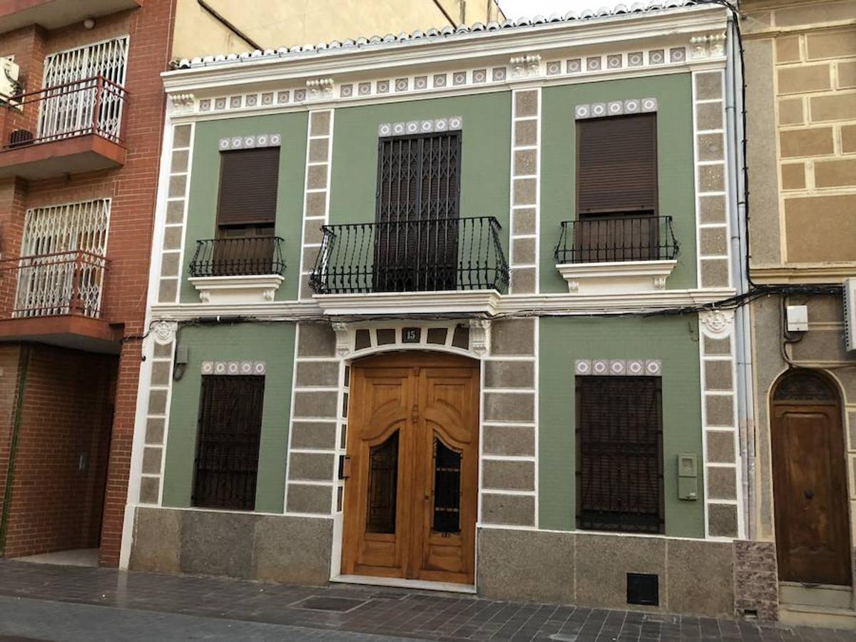 Es una de esas zonas poco conocidas de Valencia. El barrio de Campanar reúne todas esas características que se espera encontrar en un remoto y solitario pueblo, y no en plena urbe. Calles tranquilas, casas antiguas, fachadas con un encanto diseñado por el paso del tiempo. Recorrer sus aceras es pasear por un rincón de paz, ajeno al constante ajetreo de la ciudad. Una especie de paréntesis entre el tráfico, ruido y bullicio, en un lugar donde el reloj parece detenerse, mientras las sombras del atardecer se van colando por cada resquicio. Entre paredes blancas, tonalidades ocre, fuentes y ventanas que se asoman a décadas de historia, permanecen mosaicos en honor a lo que el pueblo fue. Azulejos que recuerdan al oficio hornero y la patrona, la Virgen de Campanar, cuelgan de paredes en las que los ladrillos soportan más años que peso. Casas, unas bajas y otras ilustres, que recuerdan un tiempo no tan lejano, muestras de la Valencia pasada rodeadas de la ciudad actual. 