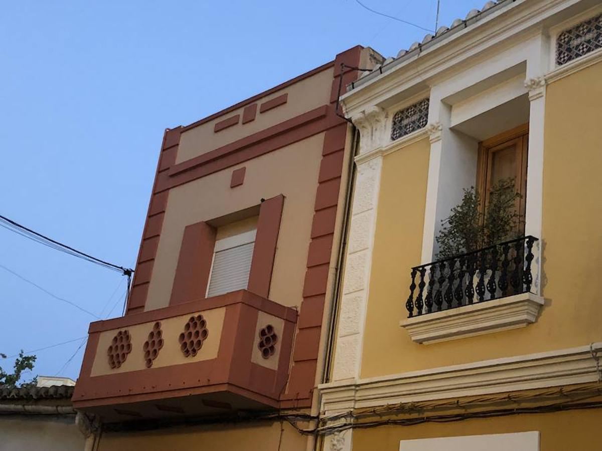 Es una de esas zonas poco conocidas de Valencia. El barrio de Campanar reúne todas esas características que se espera encontrar en un remoto y solitario pueblo, y no en plena urbe. Calles tranquilas, casas antiguas, fachadas con un encanto diseñado por el paso del tiempo. Recorrer sus aceras es pasear por un rincón de paz, ajeno al constante ajetreo de la ciudad. Una especie de paréntesis entre el tráfico, ruido y bullicio, en un lugar donde el reloj parece detenerse, mientras las sombras del atardecer se van colando por cada resquicio. Entre paredes blancas, tonalidades ocre, fuentes y ventanas que se asoman a décadas de historia, permanecen mosaicos en honor a lo que el pueblo fue. Azulejos que recuerdan al oficio hornero y la patrona, la Virgen de Campanar, cuelgan de paredes en las que los ladrillos soportan más años que peso. Casas, unas bajas y otras ilustres, que recuerdan un tiempo no tan lejano, muestras de la Valencia pasada rodeadas de la ciudad actual. 