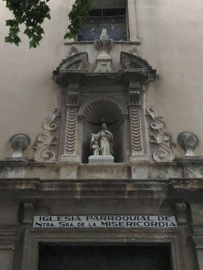 Es una de esas zonas poco conocidas de Valencia. El barrio de Campanar reúne todas esas características que se espera encontrar en un remoto y solitario pueblo, y no en plena urbe. Calles tranquilas, casas antiguas, fachadas con un encanto diseñado por el paso del tiempo. Recorrer sus aceras es pasear por un rincón de paz, ajeno al constante ajetreo de la ciudad. Una especie de paréntesis entre el tráfico, ruido y bullicio, en un lugar donde el reloj parece detenerse, mientras las sombras del atardecer se van colando por cada resquicio. Entre paredes blancas, tonalidades ocre, fuentes y ventanas que se asoman a décadas de historia, permanecen mosaicos en honor a lo que el pueblo fue. Azulejos que recuerdan al oficio hornero y la patrona, la Virgen de Campanar, cuelgan de paredes en las que los ladrillos soportan más años que peso. Casas, unas bajas y otras ilustres, que recuerdan un tiempo no tan lejano, muestras de la Valencia pasada rodeadas de la ciudad actual. 