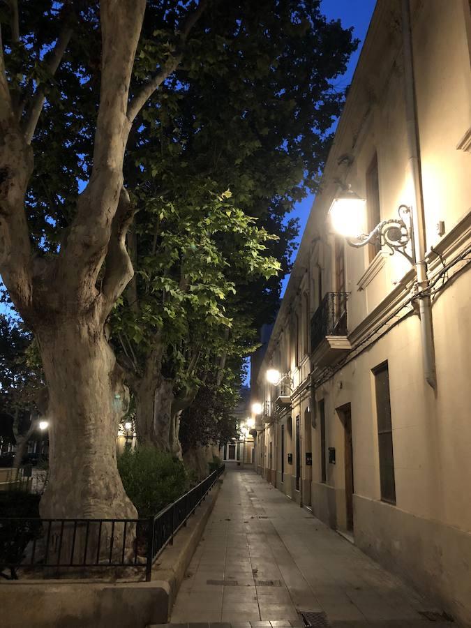 Es una de esas zonas poco conocidas de Valencia. El barrio de Campanar reúne todas esas características que se espera encontrar en un remoto y solitario pueblo, y no en plena urbe. Calles tranquilas, casas antiguas, fachadas con un encanto diseñado por el paso del tiempo. Recorrer sus aceras es pasear por un rincón de paz, ajeno al constante ajetreo de la ciudad. Una especie de paréntesis entre el tráfico, ruido y bullicio, en un lugar donde el reloj parece detenerse, mientras las sombras del atardecer se van colando por cada resquicio. Entre paredes blancas, tonalidades ocre, fuentes y ventanas que se asoman a décadas de historia, permanecen mosaicos en honor a lo que el pueblo fue. Azulejos que recuerdan al oficio hornero y la patrona, la Virgen de Campanar, cuelgan de paredes en las que los ladrillos soportan más años que peso. Casas, unas bajas y otras ilustres, que recuerdan un tiempo no tan lejano, muestras de la Valencia pasada rodeadas de la ciudad actual. 