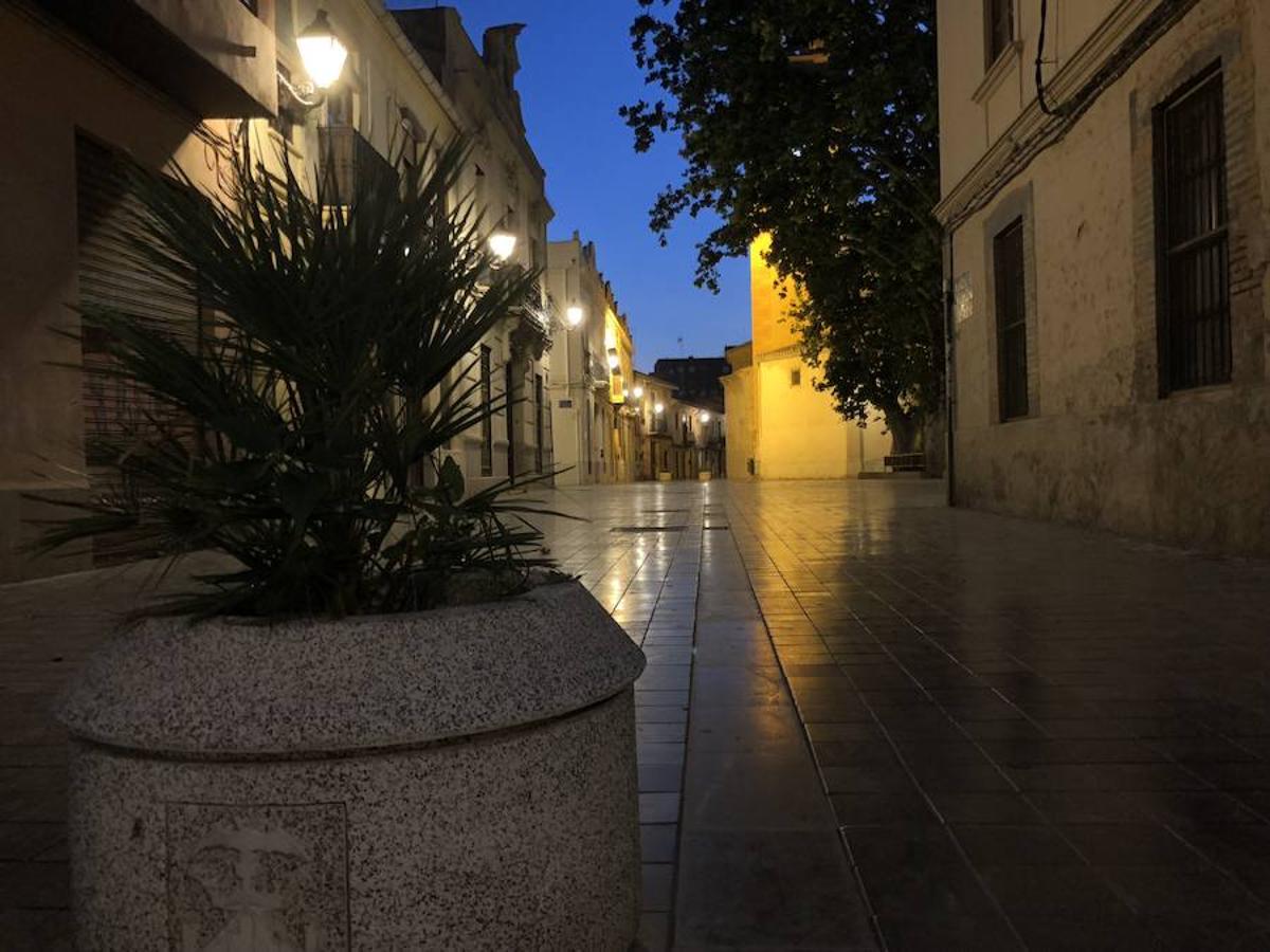 Es una de esas zonas poco conocidas de Valencia. El barrio de Campanar reúne todas esas características que se espera encontrar en un remoto y solitario pueblo, y no en plena urbe. Calles tranquilas, casas antiguas, fachadas con un encanto diseñado por el paso del tiempo. Recorrer sus aceras es pasear por un rincón de paz, ajeno al constante ajetreo de la ciudad. Una especie de paréntesis entre el tráfico, ruido y bullicio, en un lugar donde el reloj parece detenerse, mientras las sombras del atardecer se van colando por cada resquicio. Entre paredes blancas, tonalidades ocre, fuentes y ventanas que se asoman a décadas de historia, permanecen mosaicos en honor a lo que el pueblo fue. Azulejos que recuerdan al oficio hornero y la patrona, la Virgen de Campanar, cuelgan de paredes en las que los ladrillos soportan más años que peso. Casas, unas bajas y otras ilustres, que recuerdan un tiempo no tan lejano, muestras de la Valencia pasada rodeadas de la ciudad actual. 