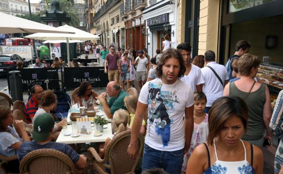 La plaza de la Reina, el mejor ejemplo de la necesidad de reordenar los espacios peatonales en el centro.