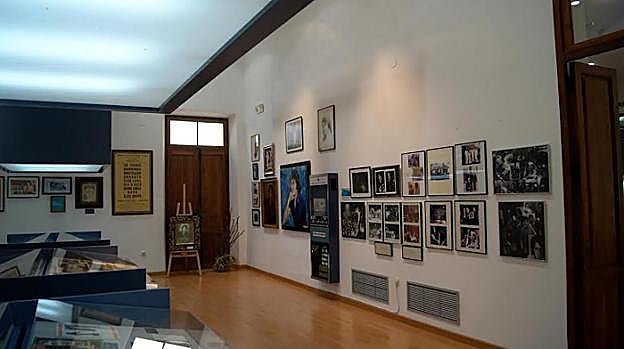 El museo Nino Bravo exhibe objetos personales, imágenes y documentos inéditos del cantante valenciano. 