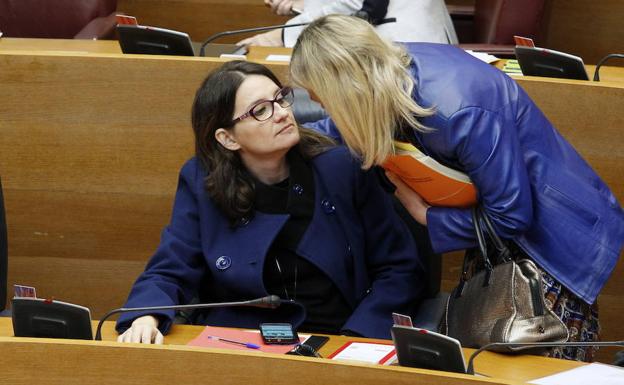 Mónica Oltra y Gabriela Bravo, durante un pasado pleno en Les Corts.