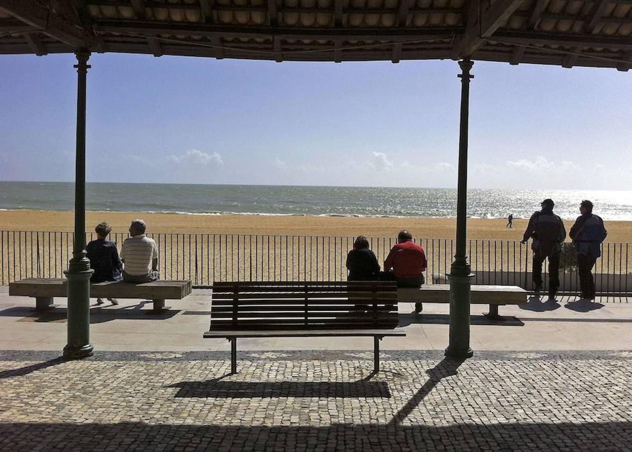 Algarve, Portugal. Personas descansan observando la orilla de la playa de la Albufeira.