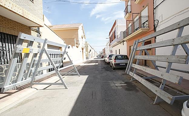 Preparativos en una calle de l'Horta Nord para un festejo de bous al carrer.