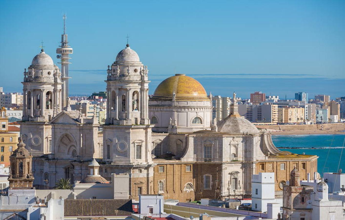 Cádiz. Vista panorámica de la ciudad con la catedral.
