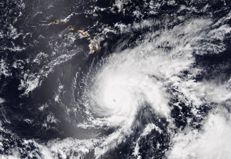 El huracán Lane golpeará entre el jueves y el viernes con fuerza a Hawái, en alerta ante los fuertes vientos, gran oleaje y lluvias torrenciales capaces de causar inundaciones y deslizamientos de tierra. Lleva vientos de 240 km/h y se esperan acumulaciones de entre 250 y 380 mm de lluvia, con hasta 500 mm en algunas zonas.