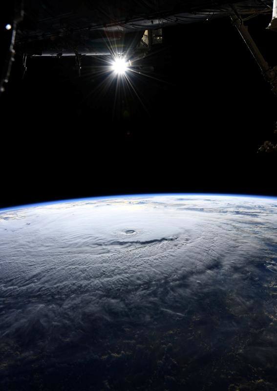 El huracán Lane golpeará entre el jueves y el viernes con fuerza a Hawái, en alerta ante los fuertes vientos, gran oleaje y lluvias torrenciales capaces de causar inundaciones y deslizamientos de tierra. Lleva vientos de 240 km/h y se esperan acumulaciones de entre 250 y 380 mm de lluvia, con hasta 500 mm en algunas zonas.