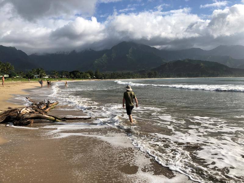 El huracán Lane golpeará entre el jueves y el viernes con fuerza a Hawái, en alerta ante los fuertes vientos, gran oleaje y lluvias torrenciales capaces de causar inundaciones y deslizamientos de tierra. Lleva vientos de 240 km/h y se esperan acumulaciones de entre 250 y 380 mm de lluvia, con hasta 500 mm en algunas zonas.