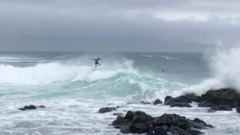 El huracán Lane golpeará entre el jueves y el viernes con fuerza a Hawái, en alerta ante los fuertes vientos, gran oleaje y lluvias torrenciales capaces de causar inundaciones y deslizamientos de tierra. Lleva vientos de 240 km/h y se esperan acumulaciones de entre 250 y 380 mm de lluvia, con hasta 500 mm en algunas zonas.