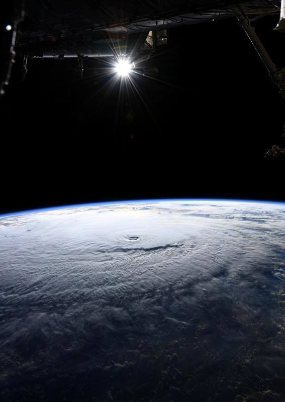 El huracán Lane golpeará entre el jueves y el viernes con fuerza a Hawái, en alerta ante los fuertes vientos, gran oleaje y lluvias torrenciales capaces de causar inundaciones y deslizamientos de tierra. Lleva vientos de 240 km/h y se esperan acumulaciones de entre 250 y 380 mm de lluvia, con hasta 500 mm en algunas zonas.