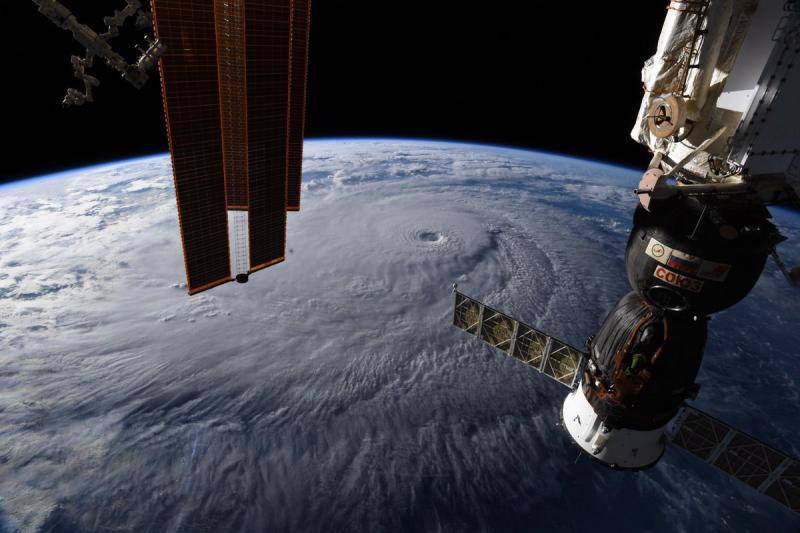 El huracán Lane golpeará entre el jueves y el viernes con fuerza a Hawái, en alerta ante los fuertes vientos, gran oleaje y lluvias torrenciales capaces de causar inundaciones y deslizamientos de tierra. Lleva vientos de 240 km/h y se esperan acumulaciones de entre 250 y 380 mm de lluvia, con hasta 500 mm en algunas zonas.