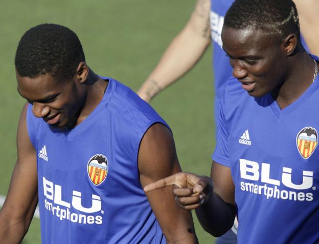 Kondogbia (izq.), durante un entrenamiento. 