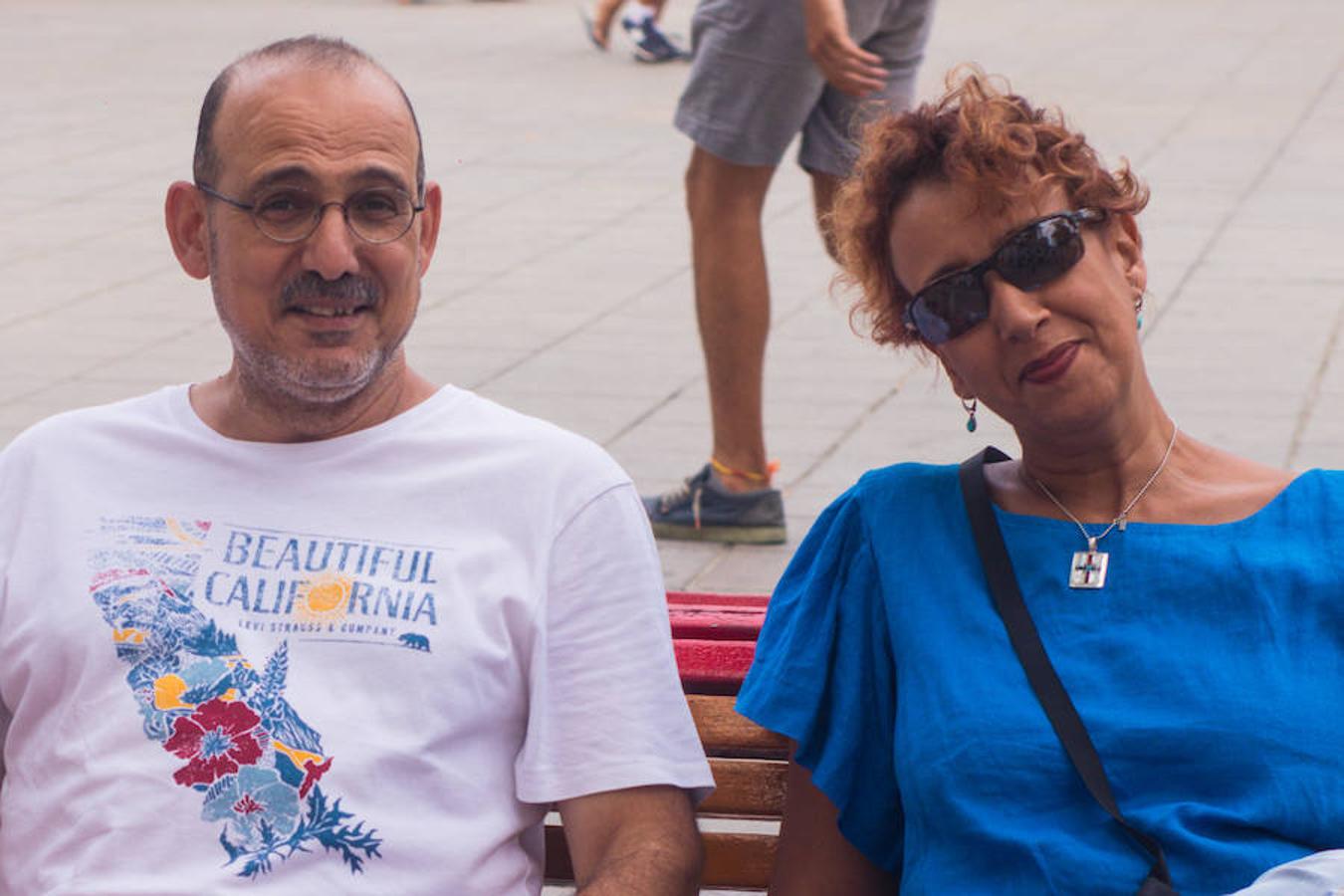 Rafik, M., (50). París (Francia). Rafik y toda su familia están repartidos en varios de los bancos de la Plaza del Ayuntamiento, descansado porque «llevamos todo el día con prisas». Todos coinciden al decir que «el Oceanogràfic es increíble, pero estuvimos menos tiempo del que nos habría gustado». 