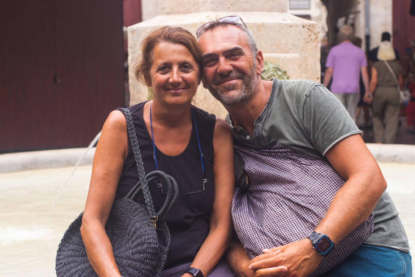 Roberto Bagalli (50 años). Monica Cibollani (54). Bolonia (Italia). Es la segunda vez que el matrimonio italiano pisa las tierras valencianas, y ante la pregunta de si repetirían su visita contestan: «¿Por qué no volver una tercera?». La pareja ya estuvo en Valencia, porque Roberto participaba en la maratón. «Aprovechamos la visita para alquilar unas bicicletas y dejarnos llevar por sus calles, especialmente, por la parte más nueva». Ambos reposan en la fuente de la Plaza Redonda de Valencia y se declaran enamorados de la ciudad.«Nos encanta la gente y la cultura, nos sentimos muy acogidos pero, sin duda, nos fascina la gastronomía». 