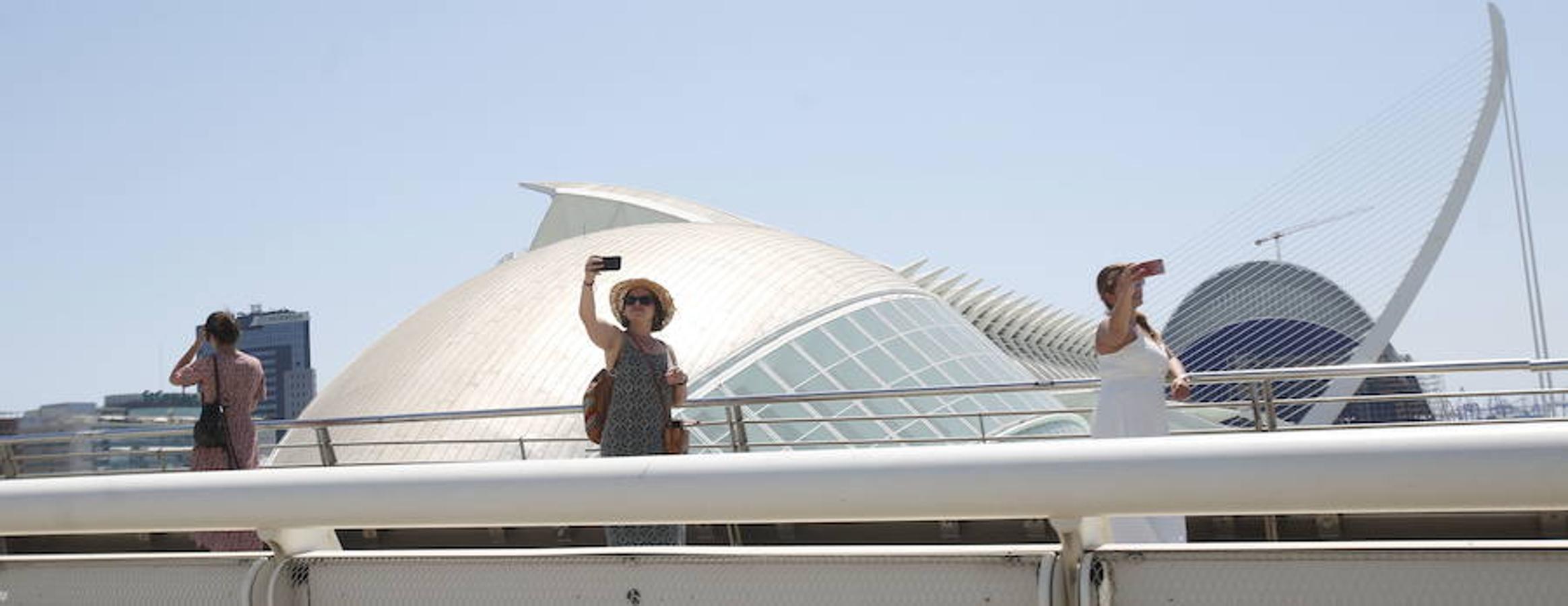 Cada año, la capital del Turia atrae a dos millones de turistas, siendo julio y agosto los meses con mayor afluencia. Muchos de ellos son extranjeros, atraidos por la oferta de turismo de 'sol y playa'. La impresión que se llevan de su estancia es fundamental para una ciudad en la que el turismo es una fuente fundamental de ingresos. ¿Qué es lo que les atrae de Valencia? ¿Volverían a repetir esta experiencia?