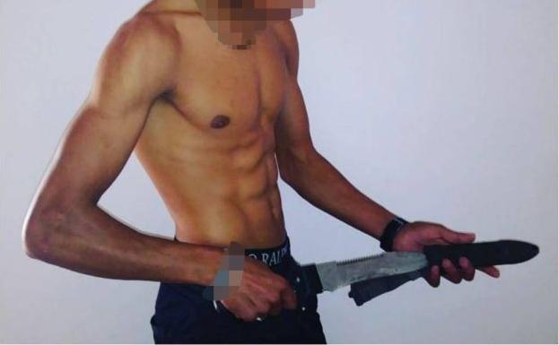 Uno de los jóvenes detenidos muestra un machete en una foto en redes sociales.