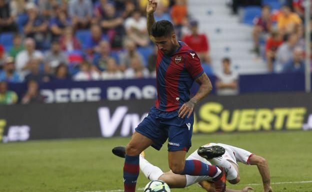 Samu García en una acción de un partido ante el Alavés.