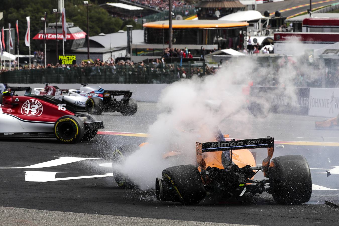 Fotos: Las imágenes del brutal accidente de Fernando Alonso