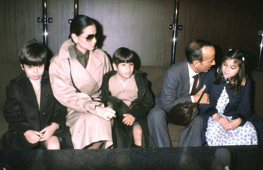 Fruto del matrimonio nacen tres hijos: Chabeli, Julio José y Enrique. En esta imagen, los pequeños posan junto a su madre, Isabel Preysler, y su abuelo, Julio Iglesias Puga, cariñosamente conocido como 'Papuchi'.