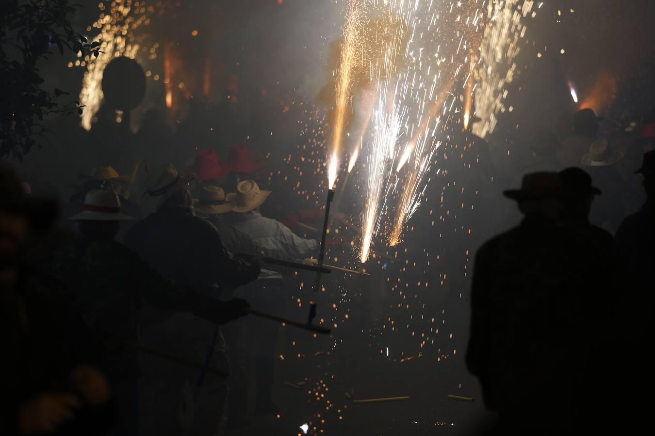 Fotos: La cordà de Paterna abre fuego con el pasacalle de cohetes de lujo