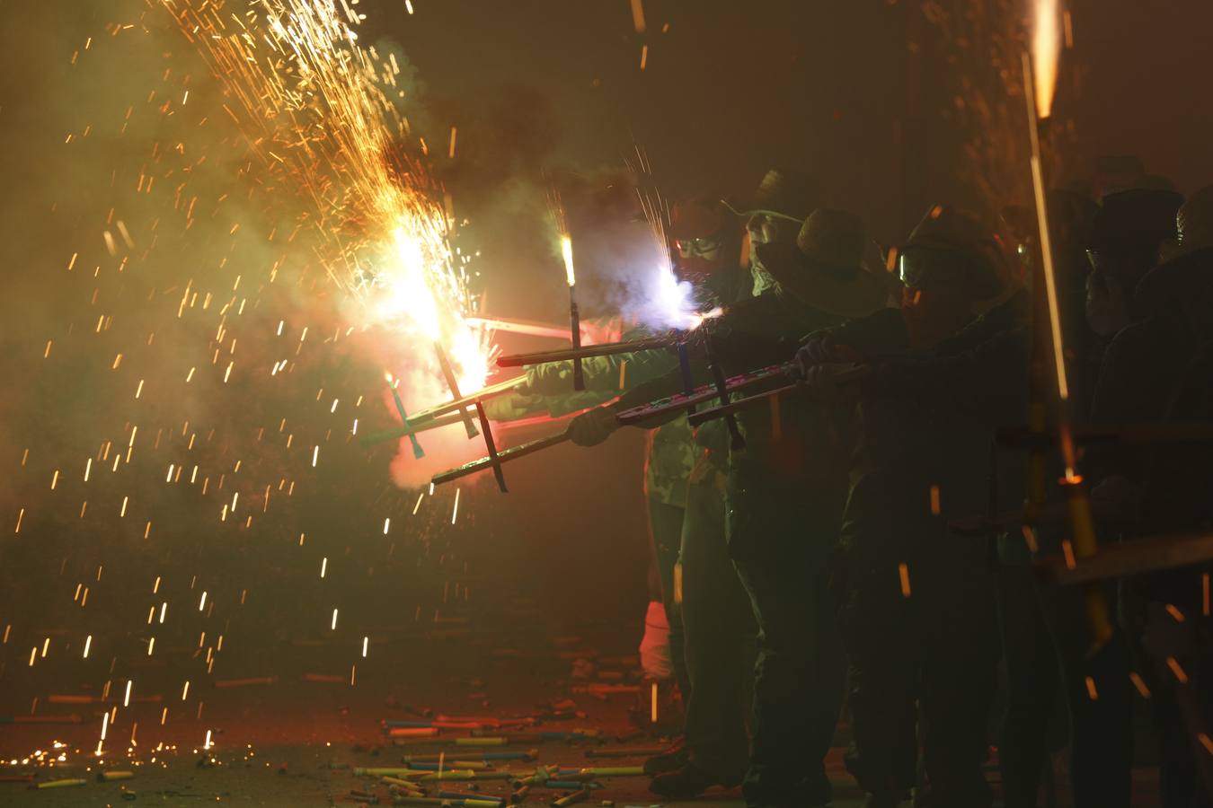 Fotos: La cordà de Paterna abre fuego con el pasacalle de cohetes de lujo