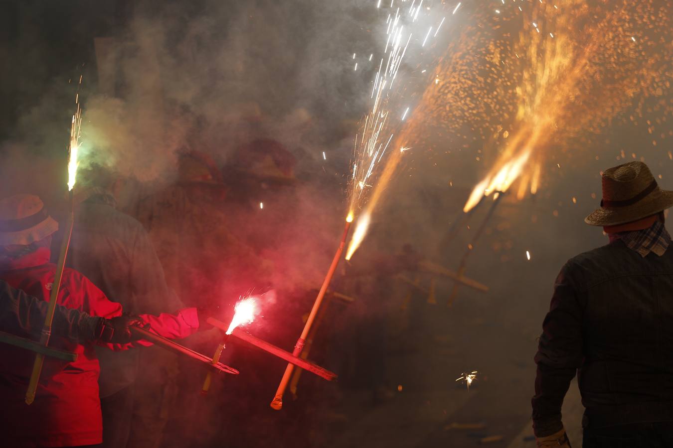 Fotos: La cordà de Paterna abre fuego con el pasacalle de cohetes de lujo