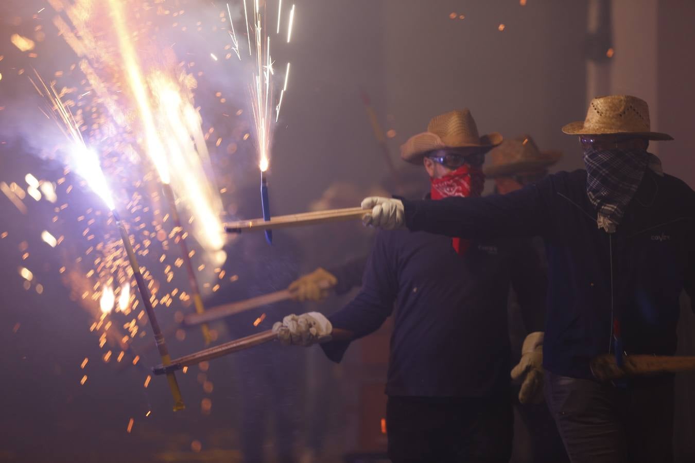 Fotos: La cordà de Paterna abre fuego con el pasacalle de cohetes de lujo