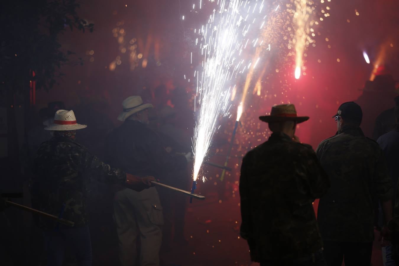 Fotos: La cordà de Paterna abre fuego con el pasacalle de cohetes de lujo